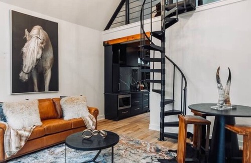 Bullard Apartment | Private Lakeside Couples Cabin, Hot Tub & Fire Pit - Dark Horse