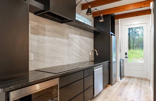 Bullard Apartment | Private Lakeside Couples Cabin, Hot Tub & Fire Pit - Dark Horse