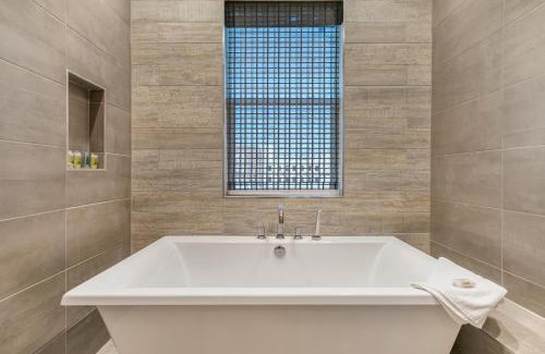 Mid-City House | Private Living Villa Near City Hot Spots