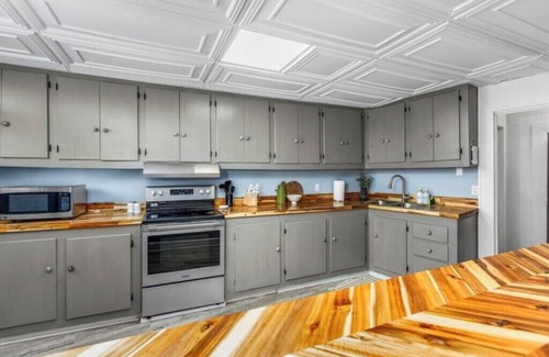 Jonesville Apartment | Private Loft in Downtown Elkin Near Vineyards!