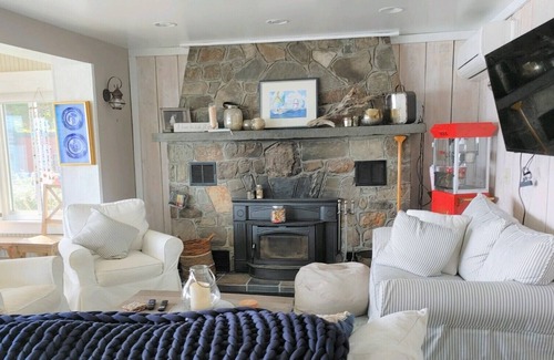 Trumansburg Cottage | PRIVATE. Lots of room to spread out! 2 Hugh docks. Water toys. Parking!