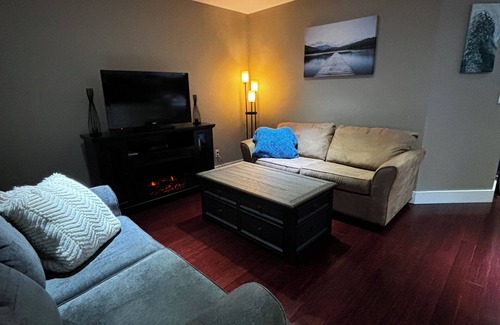 Cumberland Apartment | Private, Modern, Guest Suite in Cumberland BC, w/Full Kitchen, Close To Mt Wash