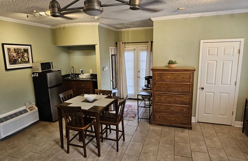 Bucktown Apartment | Private Mother In Law Suite (30 day minimum)