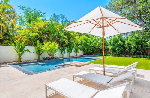 Bayside Historic District Villa | Private Oasis with Pool sleeps 12, Brand new !