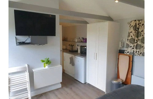 Luton House | Private, own entrance garden cottage.