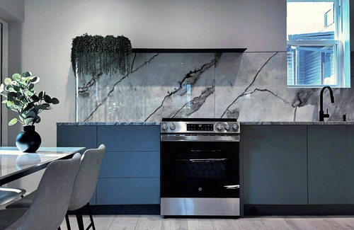 East Allegheny Apartment | Private Parking 2 BEDS Urban Serenity