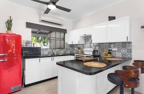 Holloways Beach Villa | Private Pool - Beach Townhouse