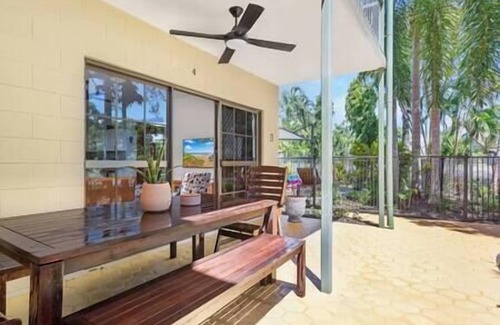 Holloways Beach Villa | Private Pool - Beach Townhouse