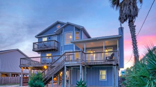 Port Aransas House | Private Pool Game Room Patio Near the Beach Palm House by AvantStay