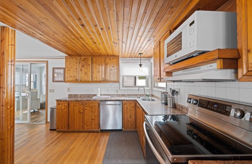 Portage Lakes Cottage | Private Portage Lakes Home. Water Views! 8 mins to beach! Jetted Tub. Sleeps 7