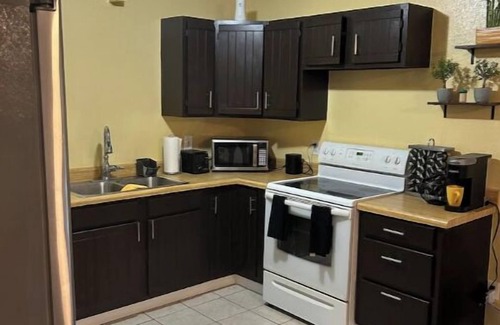 Campbell House | Private Ranch Style Suite Enourmous Yard