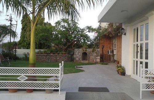 Adarsh Nagar House | Private room located in an affluent area