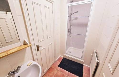 Maida Vale Apartment | Private room with attached shower