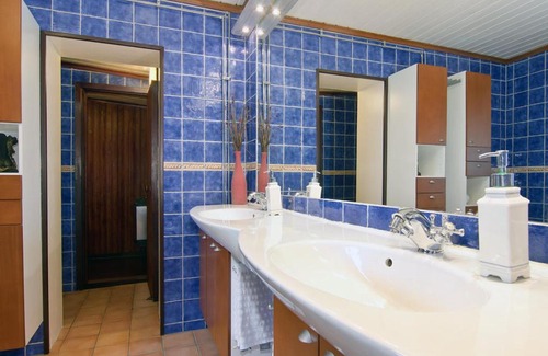 Umea House | Private Room with No Windows in Shared House-5