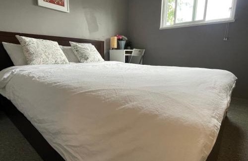 Richmond House | private room with queen bed in richmond 202