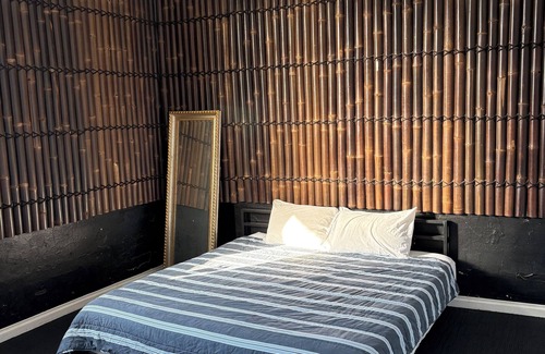 Melbourne Hotel | Private Rooms Available - NO BILLS or BOND required