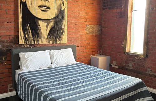 Melbourne Hotel | Private Rooms Available - NO BILLS or BOND required