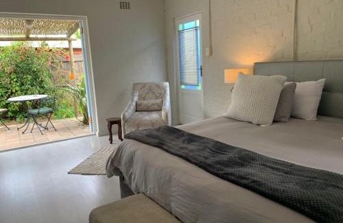 Bloubergstrand Apartment | Private & Spacious Olive cottage in Bloubergstrand