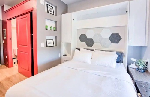 University District Apartment | ⭐Private Studio Apartment ✔️Parking ✔️WiFi ✔️Hot Tub ✔️Kitchens ✔️Fitness Center