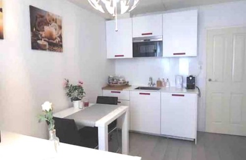 Kop van Zuid Apartment | Private studio with complete kitchen and bathroom