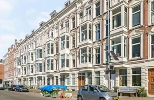 Kop van Zuid Apartment | Private studio with complete kitchen and bathroom