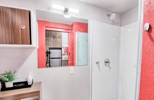 University District House | ✨Private Studio with Laundry Room⏺️Parking🚗Fitness Gym💪| Extended Stay Ready✨