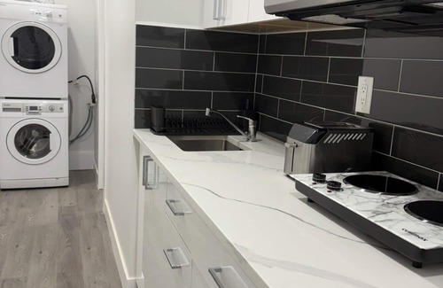 Richmond House | Private Suite Kitchen Work & Sleep Zones Near YVR & Ferries