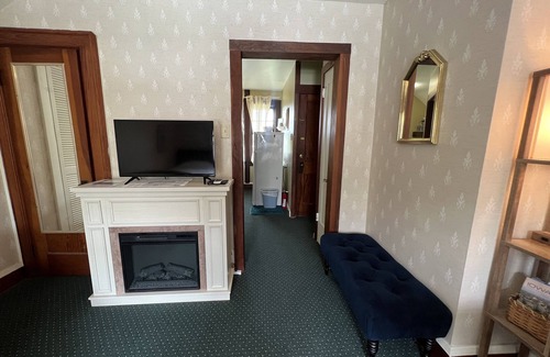 Council Bluffs House | Private Victorian Guest House Loft. 10 minutes to downtown Omaha!