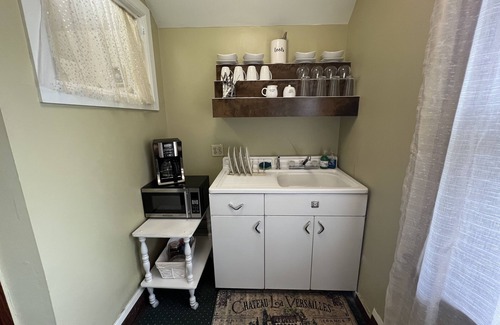 Council Bluffs House | Private Victorian Guest House Loft. 10 minutes to downtown Omaha!