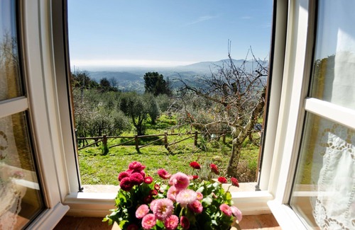 Petrognano Villa | Private Villa with hot tub, A/C, internet, TV, pets allowed, panoramic view, close to Lucca