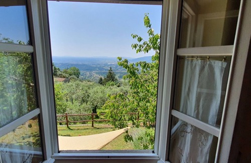 Petrognano Villa | Private Villa with hot tub, A/C, internet, TV, pets allowed, panoramic view, close to Lucca