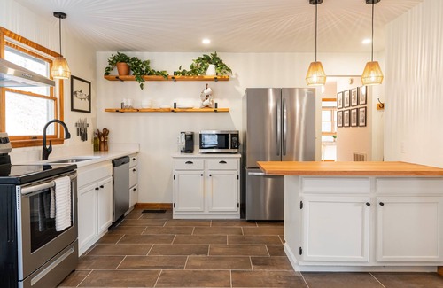 Burnsville House | Private Vineyard Getaway!