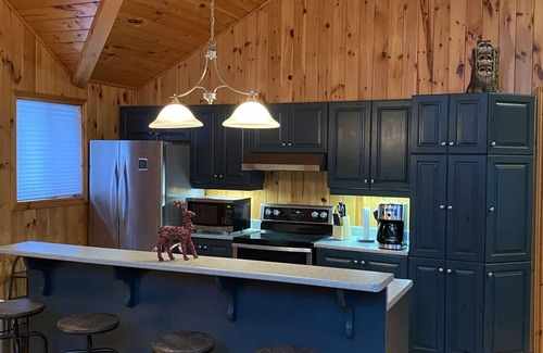 Windermere Cottage | Private Waterfront Cottage/3-Bedroom/Hot Tub