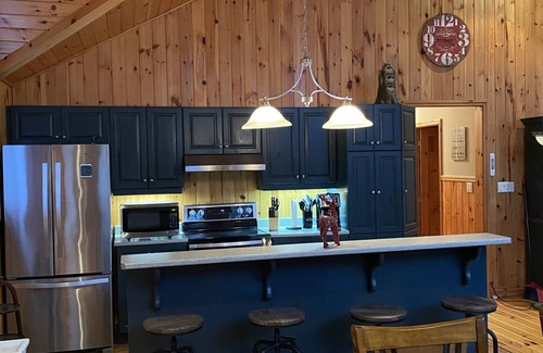 Windermere Cottage | Private Waterfront Cottage/3-Bedroom/Hot Tub