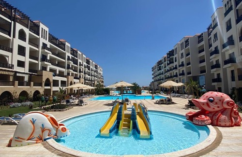 Al Mamsha El Seyahi Apartment | Privatstrand, Liegen, Sonnensegel, Shops, SPA, Pools, Aquapark