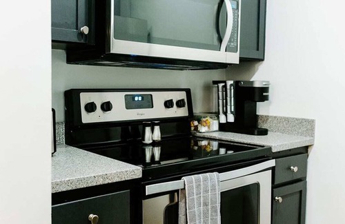 Edgehill Apartment | Producer's Suite: Luxe Music Row Stay, Walk to Gulch!