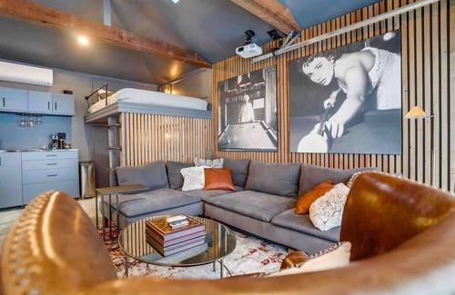 Hollywood Hills West House | Projector - Pool Table - 15min DT - Pets OK - BBQ