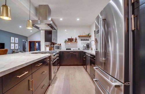 Hollywood Hills West House | Projector - Pool Table - 15min DT - Pets OK - BBQ