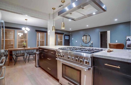 Hollywood Hills West House | Projector - Pool Table - 15min DT - Pets OK - BBQ