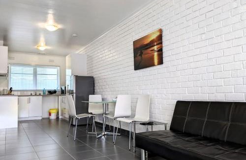 Oak Park House | *Promo!* 2-Min to Train Station!