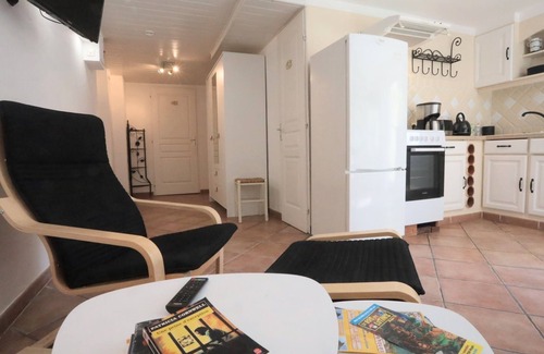 Mimet Cottage | Promotion -10% last minutes Gite in a property with trees and swimming pool.