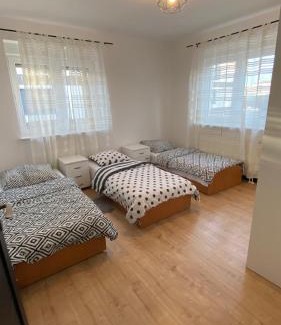 Rzeszow Apartment | Prywatny Dom #BESKIDZKA FV Parking