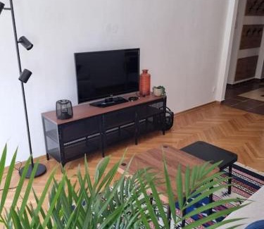 Grochow Apartment | Przytulne mieszkanko z balkonem i parkingiem w sercu Pragi Południe