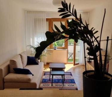 Grochow Apartment | Przytulne mieszkanko z balkonem i parkingiem w sercu Pragi Południe