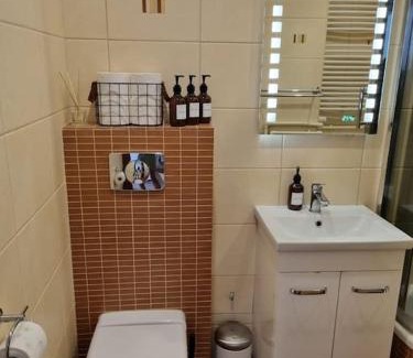 Grochow Apartment | Przytulne mieszkanko z balkonem i parkingiem w sercu Pragi Południe