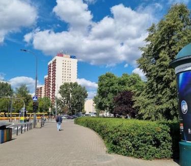 Grochow Apartment | Przytulne mieszkanko z balkonem i parkingiem w sercu Pragi Południe
