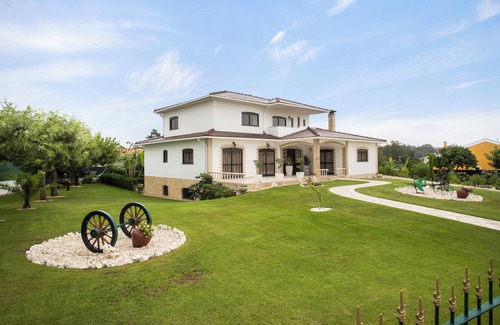 Paco House | Holiday Home 'Casa Do Vale' with Mountain View, Private Terrace and Wi-Fi