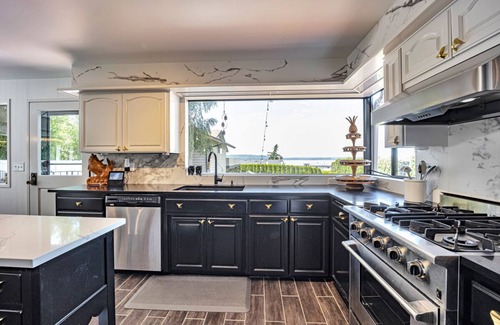 Des Moines House | Puget Sound View Stunner in Marina Beach Town