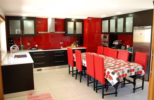 Povoa De Varzim Villa | PVZ34 3-bedr. villa with pool, single-floor rooms, large living room and kitchen