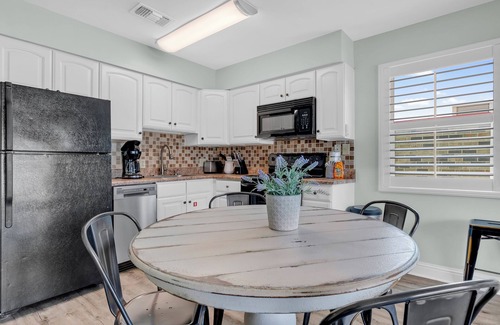Gulf Shores Condo | Quaint 2-bedroom condo in Gulf Shores Close to Hangout Sleeps 6